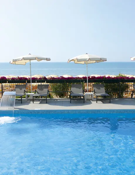 Vista mare dalla piscina riscaldata - Hotel Victoria Frontemare