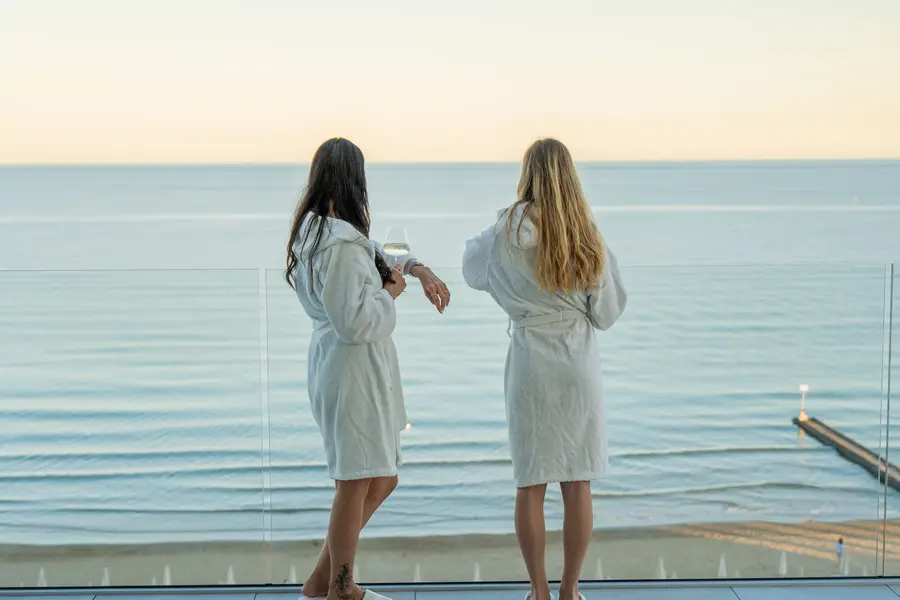 Panorama sera Laguna Sky Wellness - Hotel Victoria Frontemare Due donne in accappatoio guardano il mare sulla terrazza del Laguna Spa - Hotel Victoria Frontemare