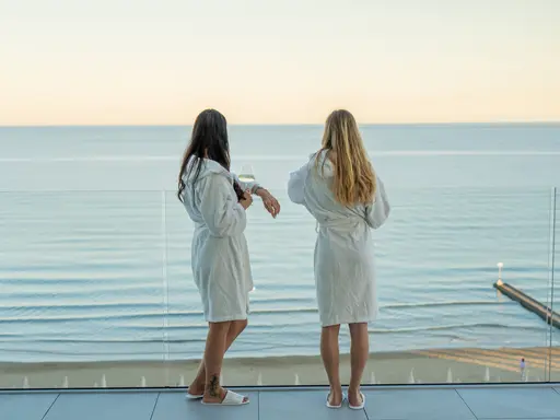 Panorama sera Laguna Sky Wellness - Hotel Victoria Frontemare Due donne in accappatoio guardano il mare sulla terrazza del Laguna Spa - Hotel Victoria Frontemare