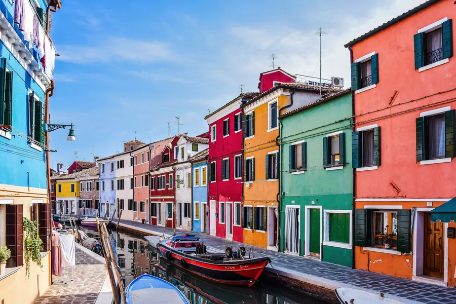 Facciate colorate delle case di Bruno (Venezia) © AXP Photography / Pexels
