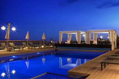 Atmosfera serale sulla piscina - Hotel Victoria Frontemare