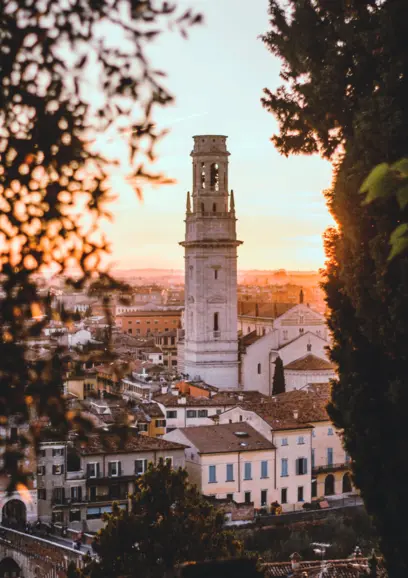 Verona - Torre Lamberti al tramonto © Gian Luca Pilia / Unsplash